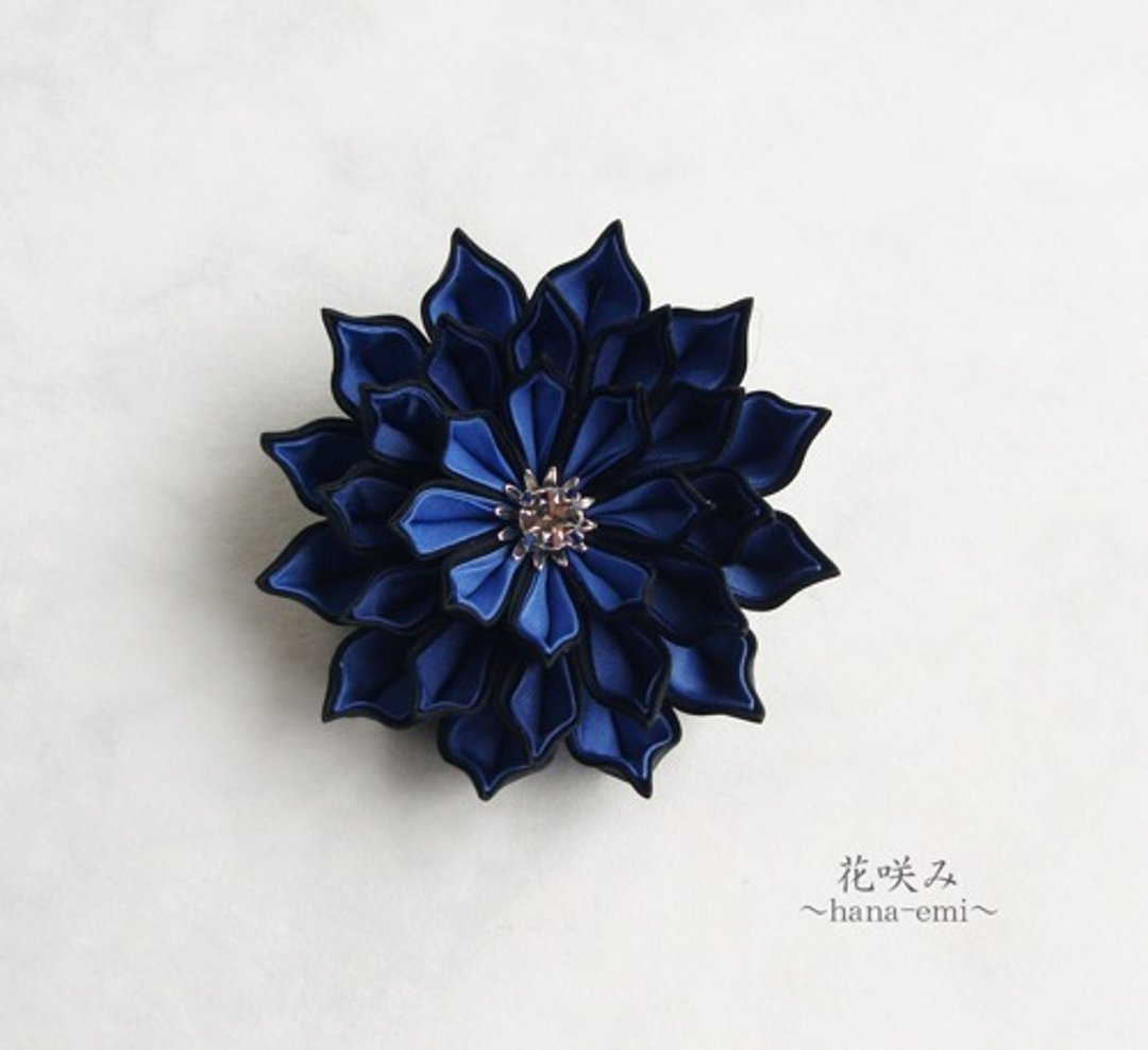 花开 胸花 别针 闪耀 Black 蓝色 Tsumami Kanzashi - 胸针 - 棉．麻 蓝色