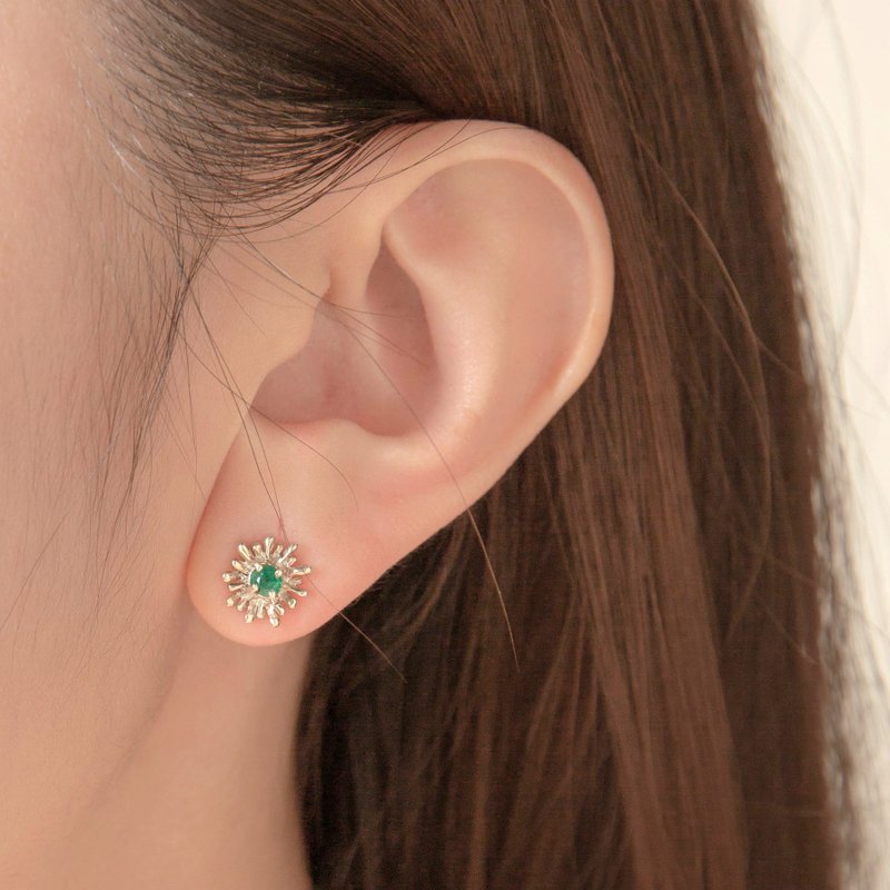 Small Daisy Earrings小雏菊花 祖母绿宝石 纯银耳环 优雅别致 - 耳环/耳夹 - 纯银 银色