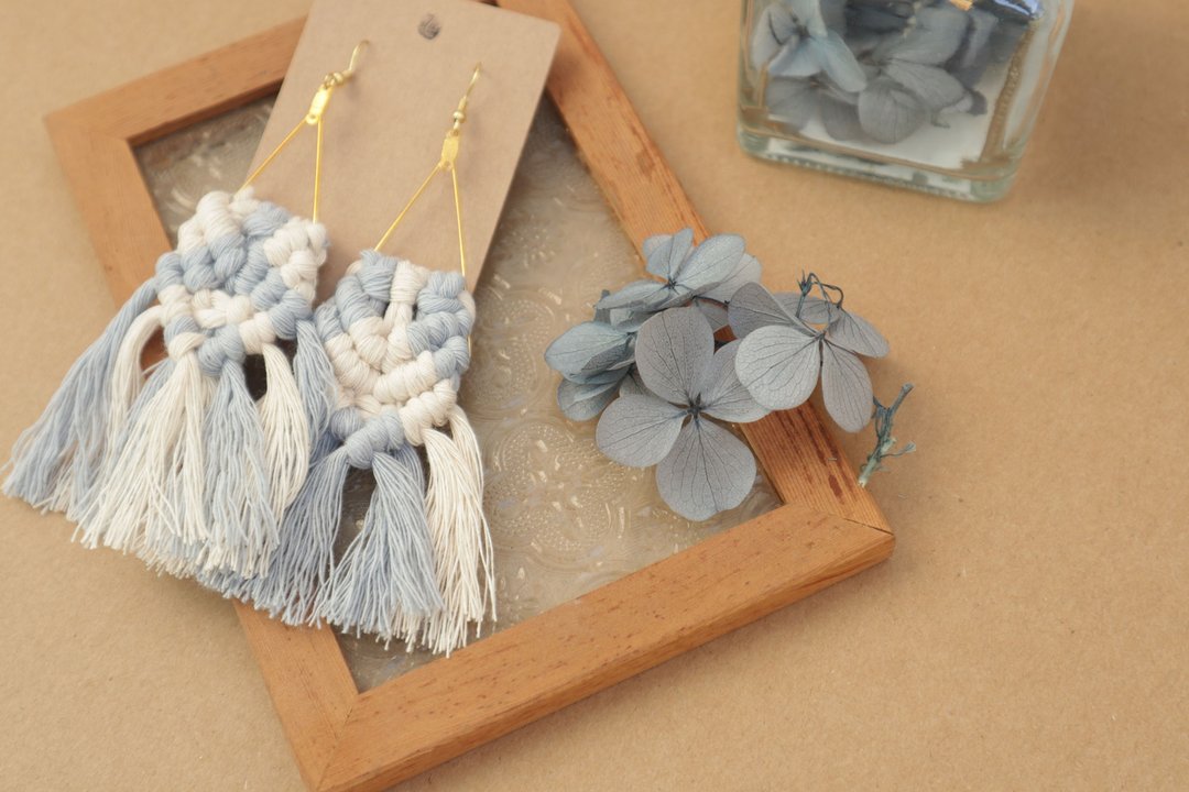 macrame / 耳针 / 手工编织 / 蓝与米白 / 双色 / 雅致 / 穿搭 - 耳环/耳夹 - 棉 多色
