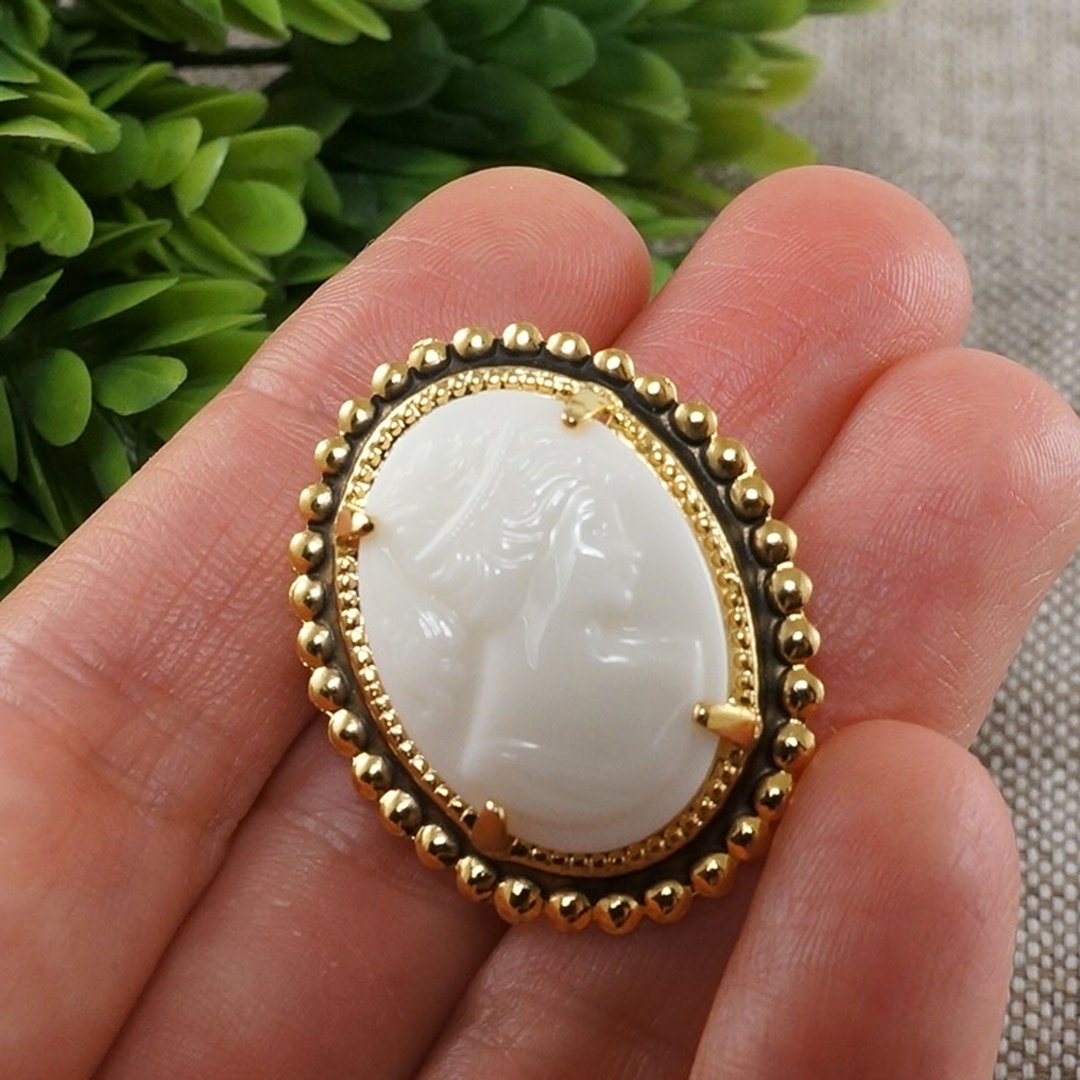 White Lady Cameo Brooch Vintage Glass Girl Cameo Golden Oval Brooch Pin Jewelry - 胸针 - 玻璃 白色