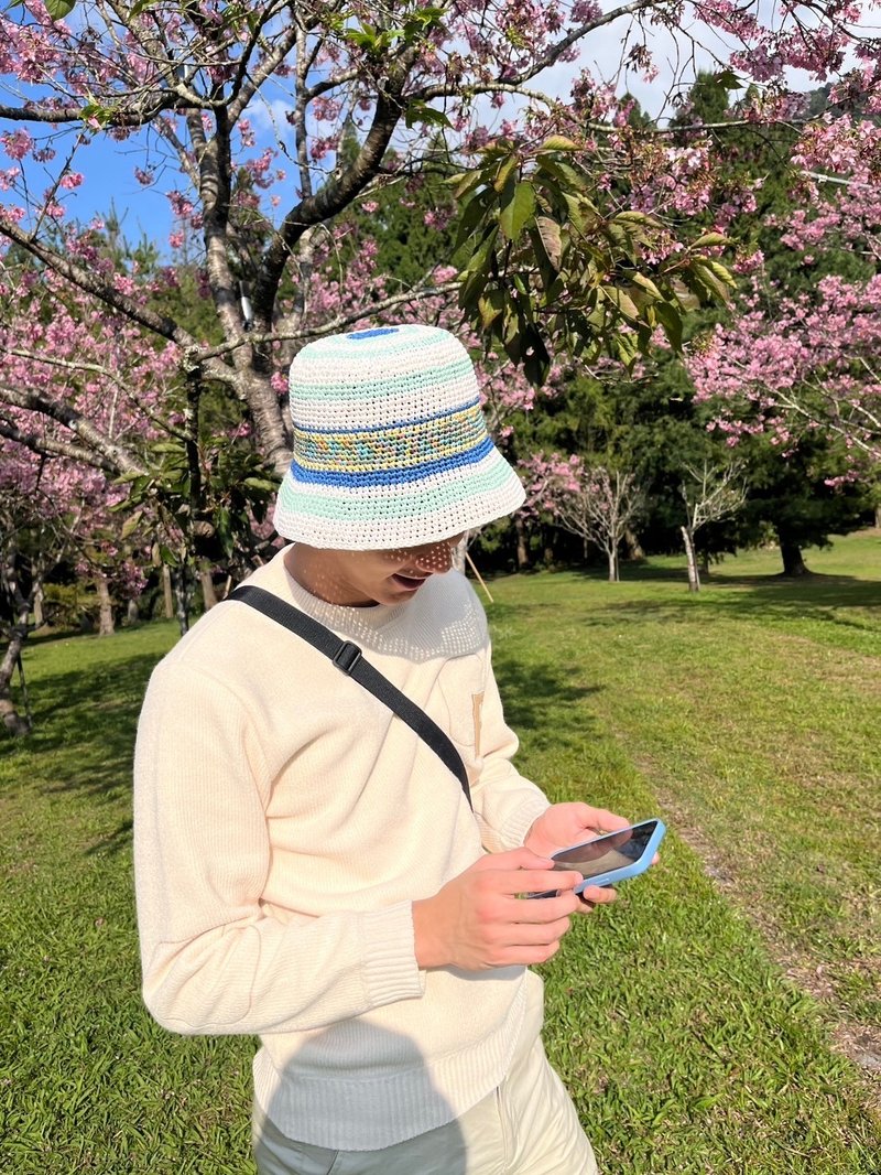 手工渔夫帽。白彩。男生、女生可戴。独家设计。白底+绿混色 - 帽子 - 纸 