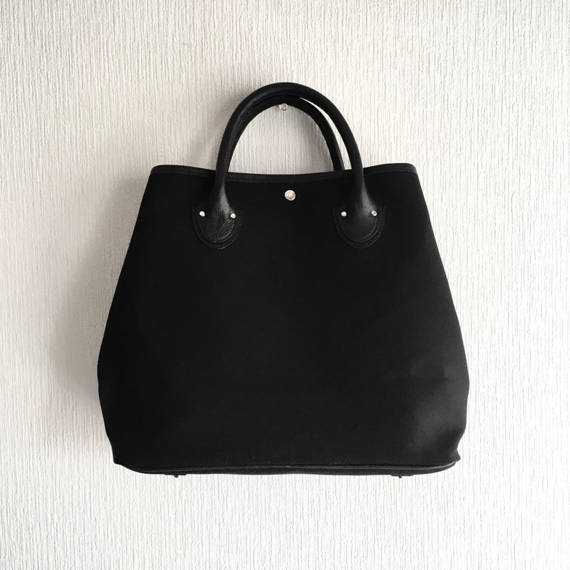 A4 size compatible No. 11 canvas and leather tote bag that stands on its own [Black] - 手提包/手提袋 - 棉．麻 黑色