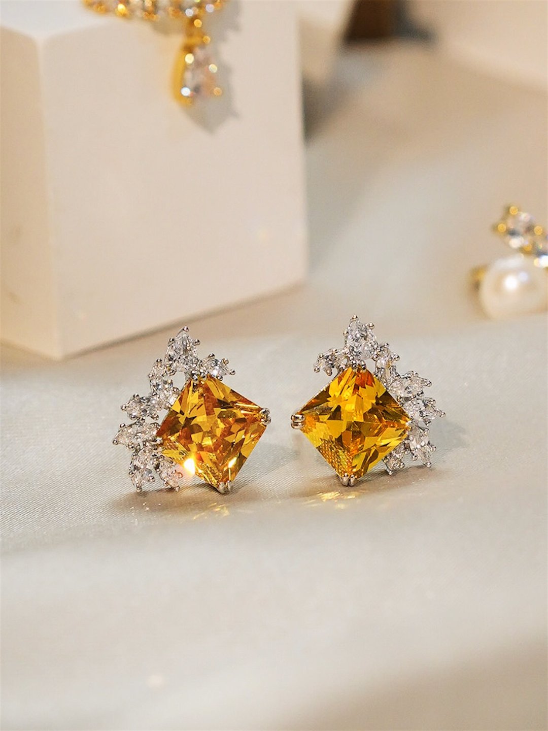 NY-Silver Needle Amber - 耳环/耳夹 - 铜/黄铜 金色