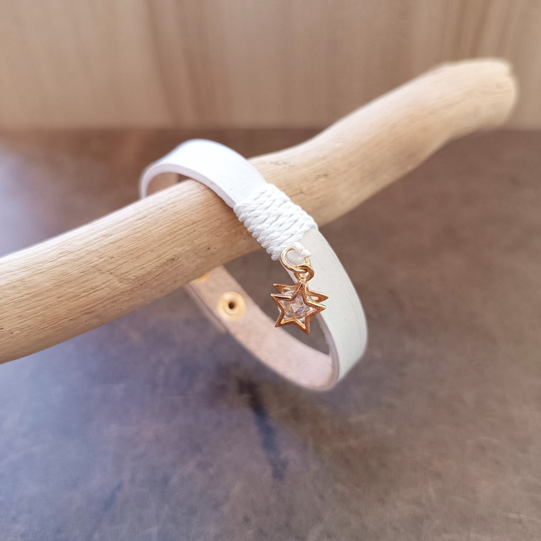 白色皮革手链，搭配金色吊坠星形饰物，简约夏季女士袖口 - 手链/手环 - 真皮 白色