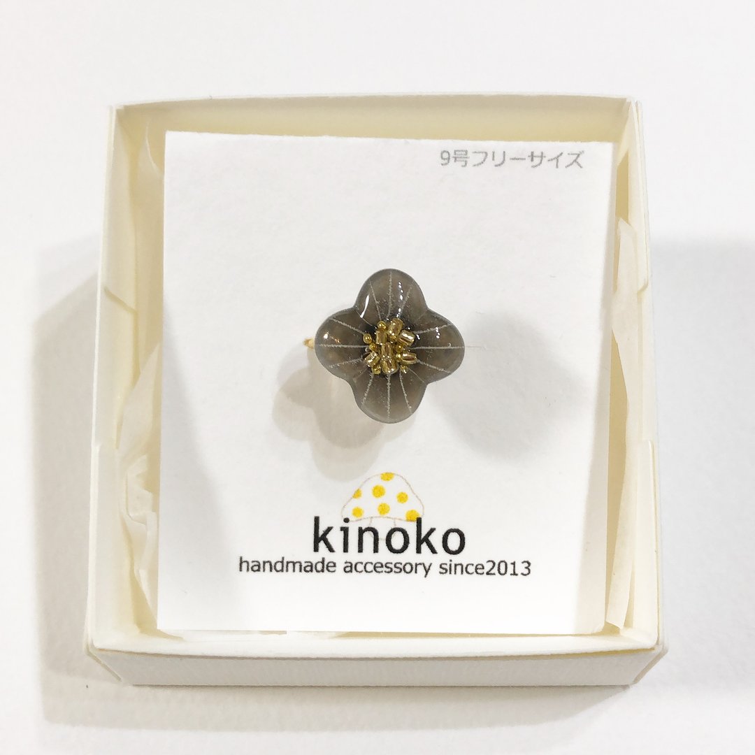 Flower ring Black - 戒指 - 塑料 黑色