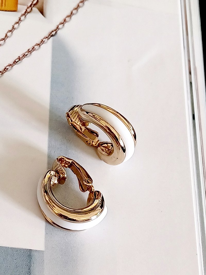 vintage jewelry  AVON 金底衬白色塑料贴耳 夹式耳环 - 耳环/耳夹 - 其他金属 