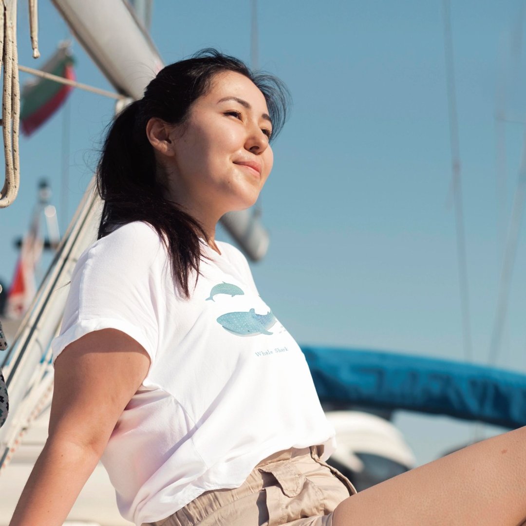 | 微光 Ocean | 插画 T-shirt_洄游鲸鲨 - 中性连帽卫衣/T 恤 - 棉 黑色