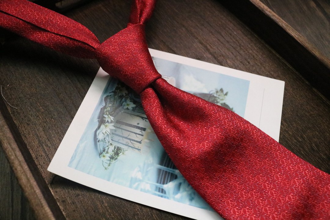 红色蔓藤真丝领带/商务百搭necktie - 领带/领带夹 - 丝．绢 红色