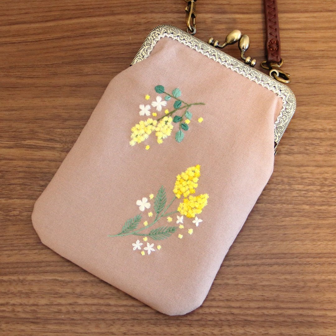 Smartphone kiss lock bag hand embroidery Mimosa - 化妆包/杂物包 - 绣线 
