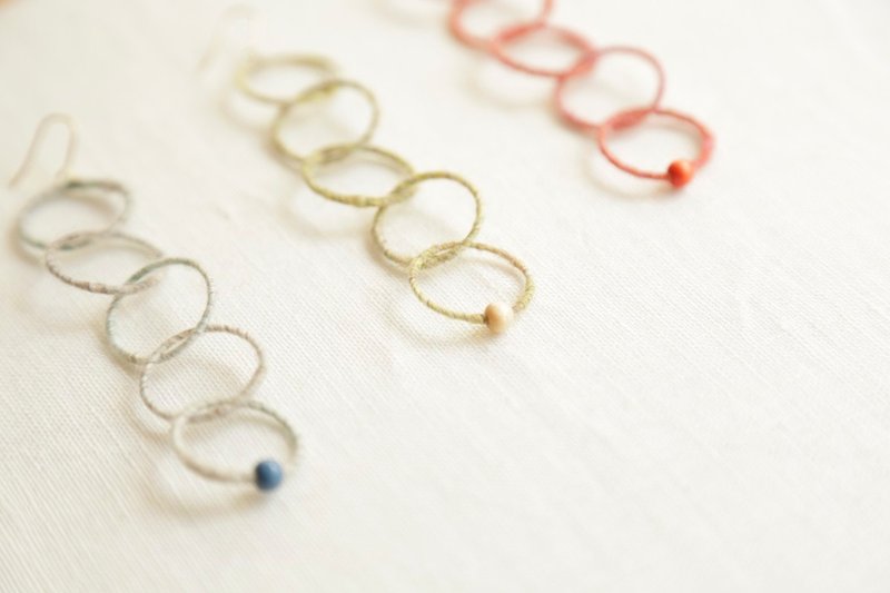Ripples One ear hoop earrings 5 consecutive earrings changeable wool handmade accessories gifts also for parties - 耳环/耳夹 - 羊毛 红色