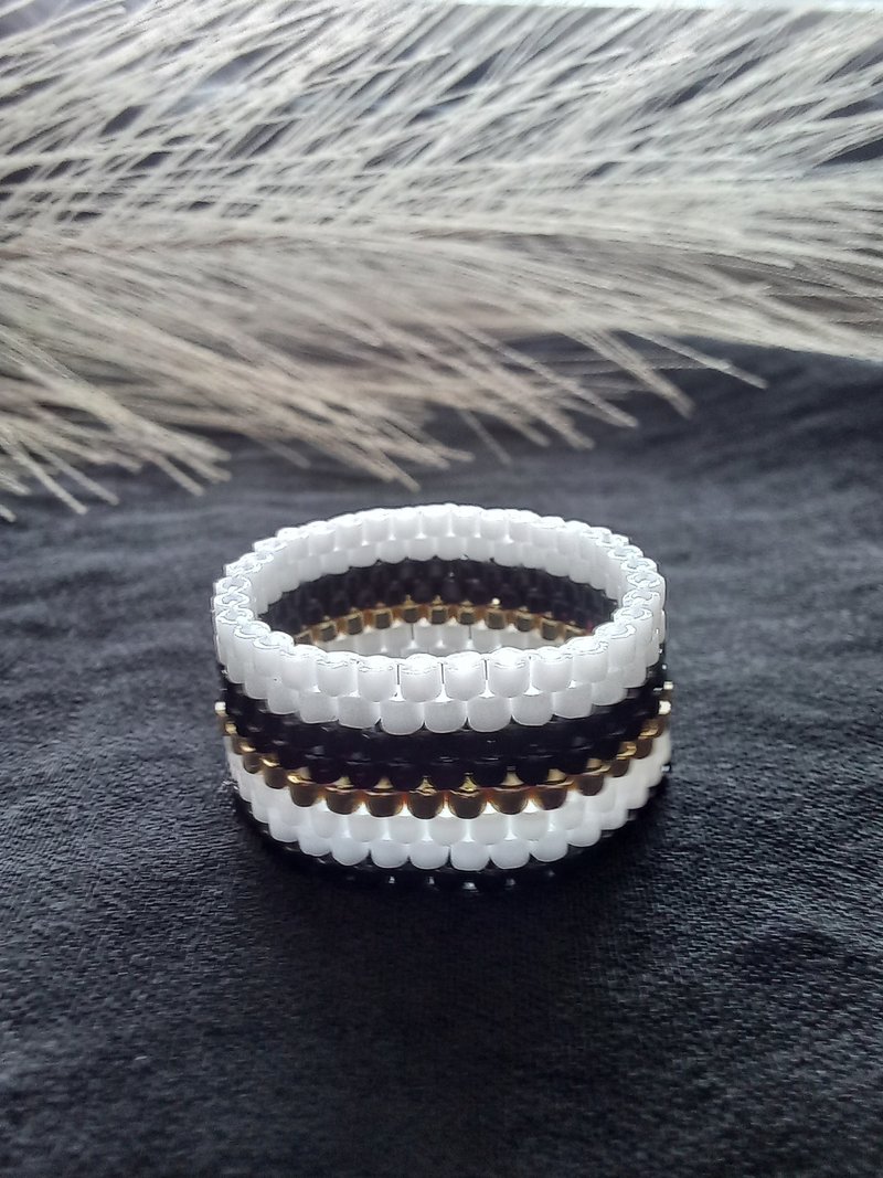 Beaded base ring Miyuki white, black and gold handmade jewelry - 戒指 - 琉璃 多色