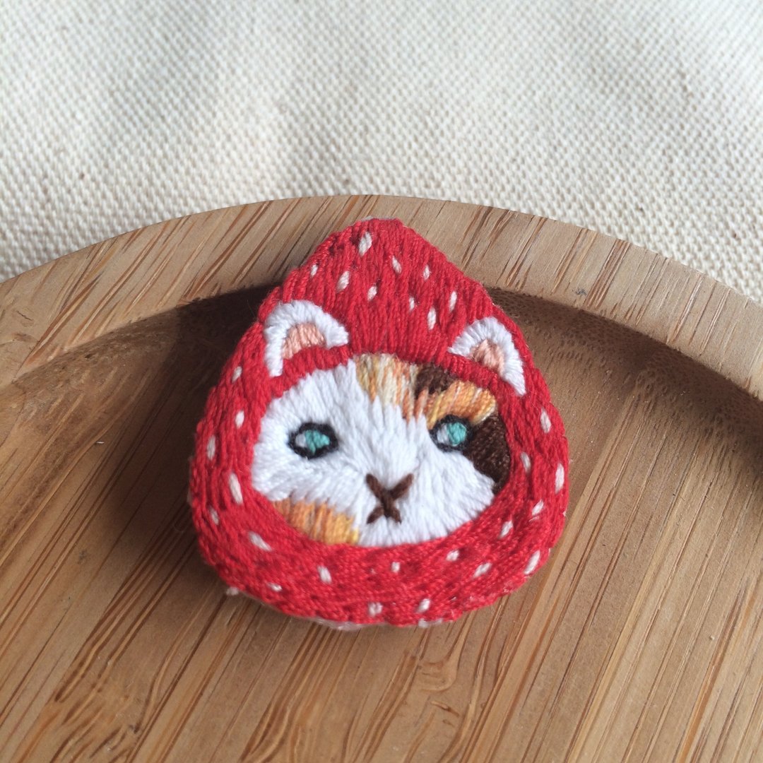 C'est trop Mignon\\手作刺绣*草莓帽三花猫刺绣别针 - 胸针 - 绣线 红色