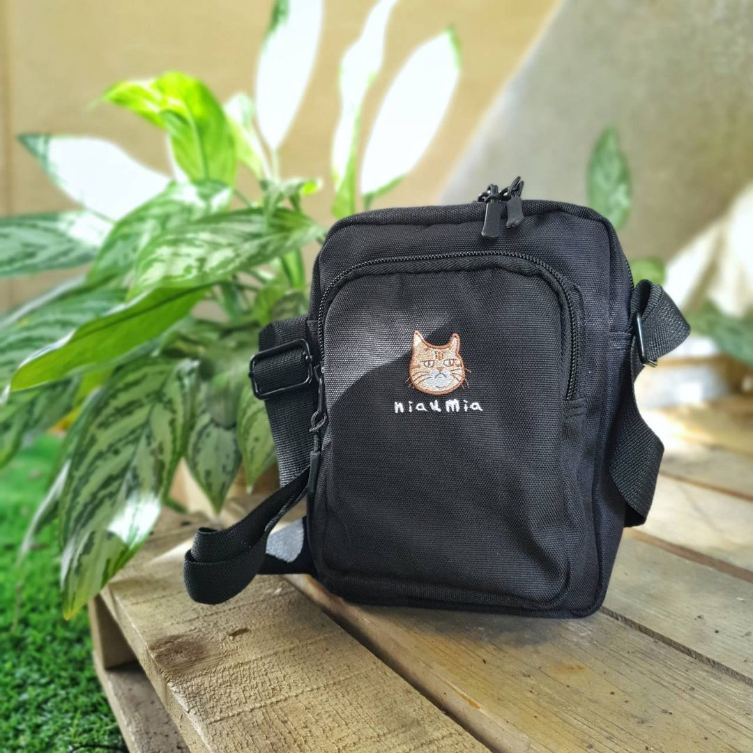 茑咪 刺绣图案中型防泼水尼龙包 斜背包 (黑色) / 臭脸橘猫 - 侧背包/斜挎包 - 尼龙 黑色