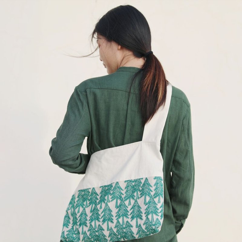 【掷布为衣 ZBWY】中性洒脱拼接松树刺绣斜挎帆布大包邮差包小众 - 侧背包/斜挎包 - 棉．麻 