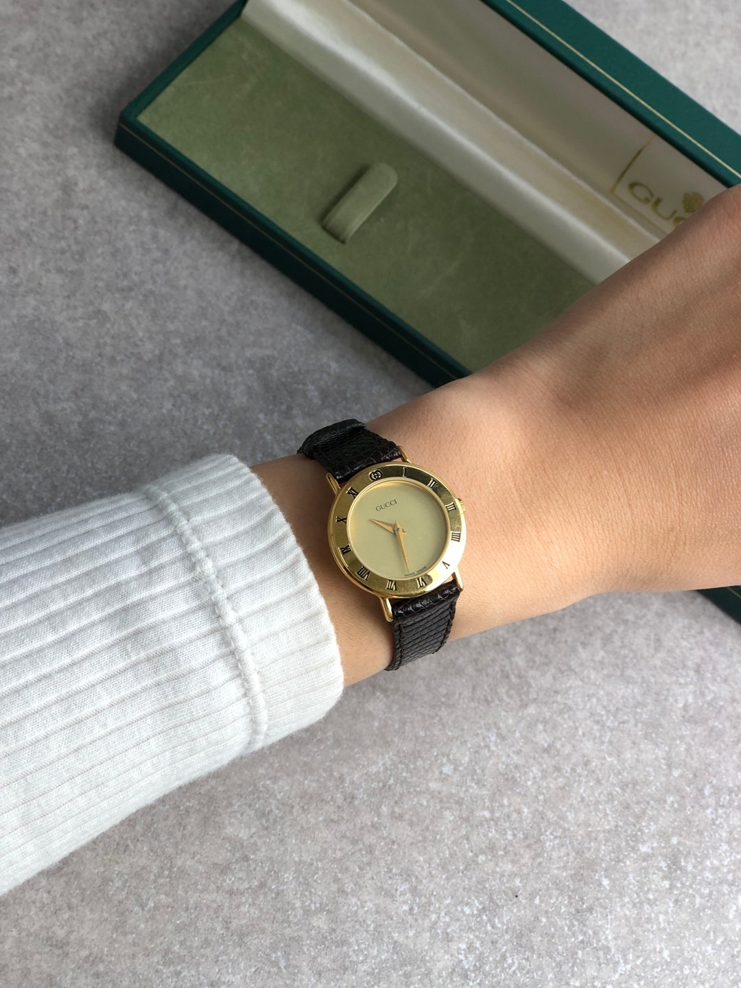 【日本直送 名牌中古包】GUCCI 古驰 腕表 棕色 金色 圆形表盘 罗马数字 皮革 蜥蜴皮 石英表 vintage cfa68u - 女表 - 真皮 咖啡色