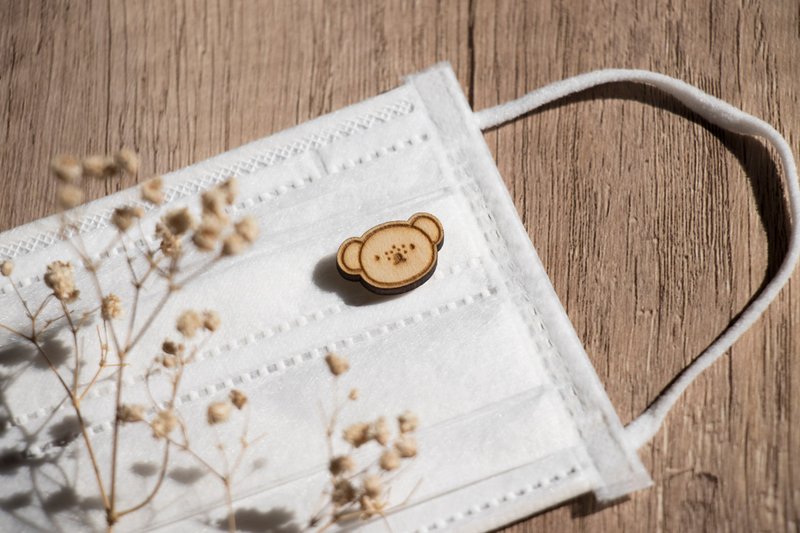 【Pinkoi x miffy】Barbara 香氛口罩扣 / 磁吸别针 - 胸针 - 木头 咖啡色