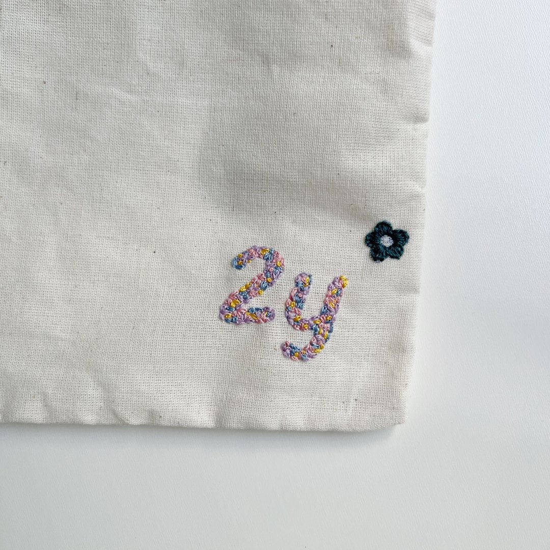 Alphabet Flower embroidery bag - 束口袋双肩包 - 绣线 