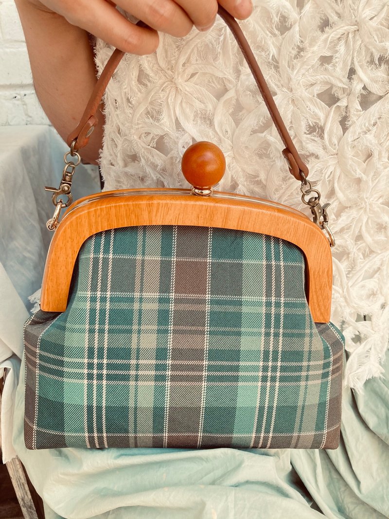 森系绿色格子手提斜挎包 - 侧背包/斜挎包 - 其他材质 