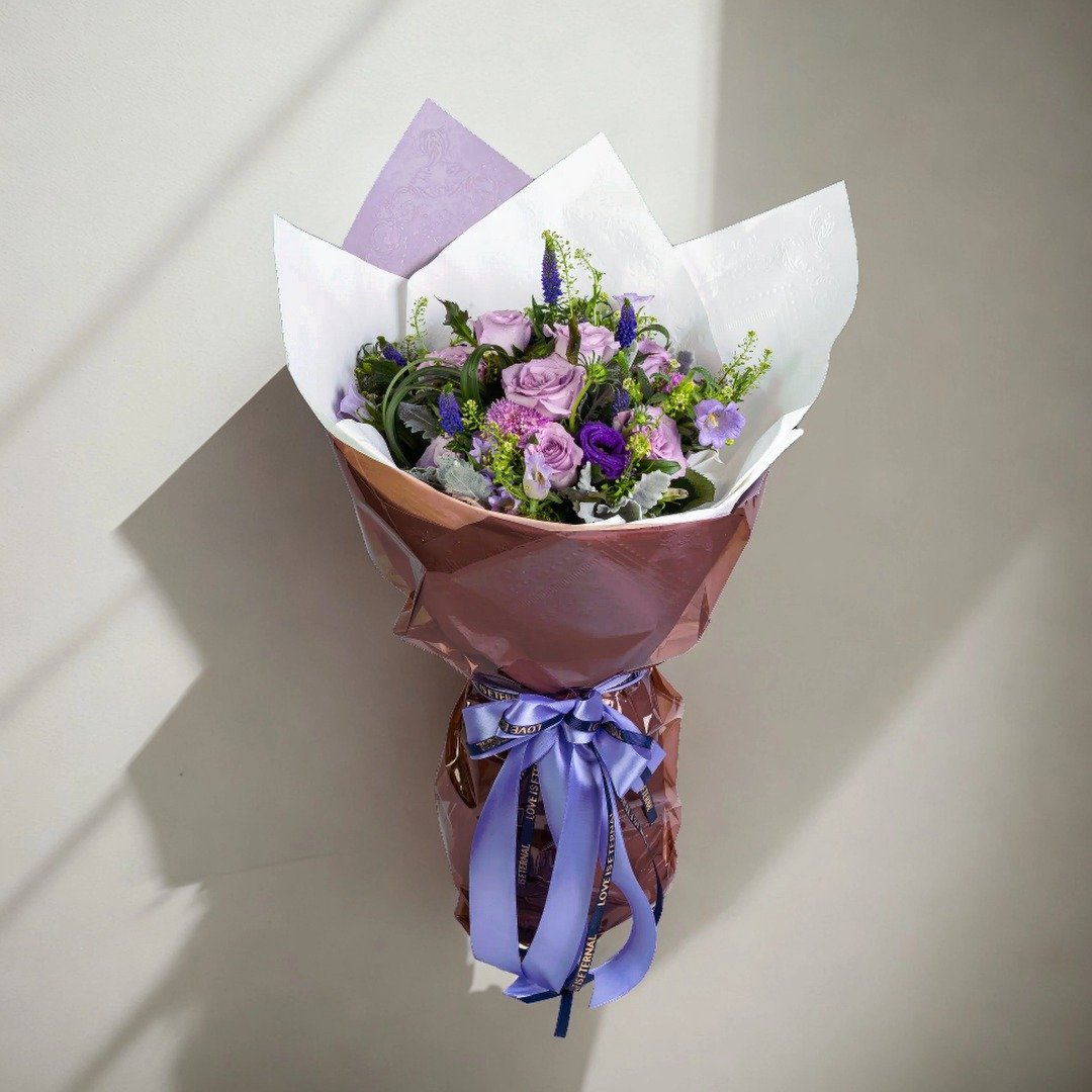 鲜花花束 (紫玫瑰11枝&老鼠尾、春兰叶、风铃、虫虫草、BB草、桔 - 植栽/盆栽 - 植物．花 