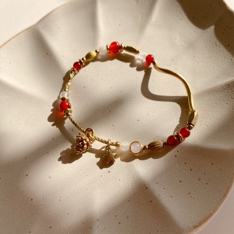 松光小节- 红玛瑙 松果黄铜手环 - 手链/手环 - 铜/黄铜 多色