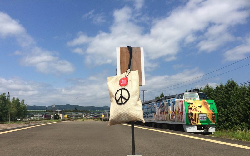 Aprilpoolday / PEACE02 BAG / Egg - 侧背包/斜挎包 - 橡胶 金色