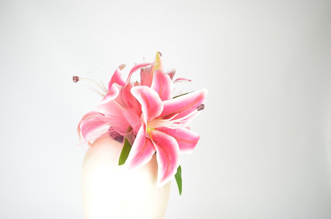 Fascinator Headpiece Veiled with Bright Pink Lilly Flower, Tulle and Leaves - 发饰 - 其他材质 粉红色