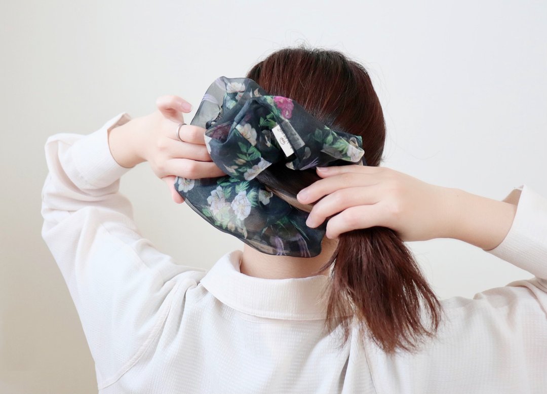 Botanical art scrunchie Black  Asahi art style original textile  Big scrunchie - 发饰 - 橡胶 黑色