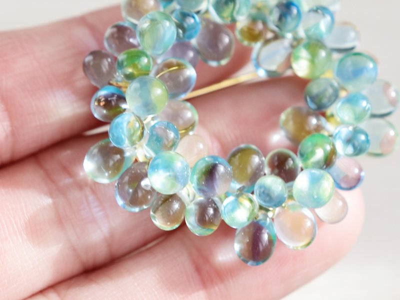 【胸针・S尺寸】晨曦之辉 露珠 花环 - 胸针 - 玻璃 蓝色