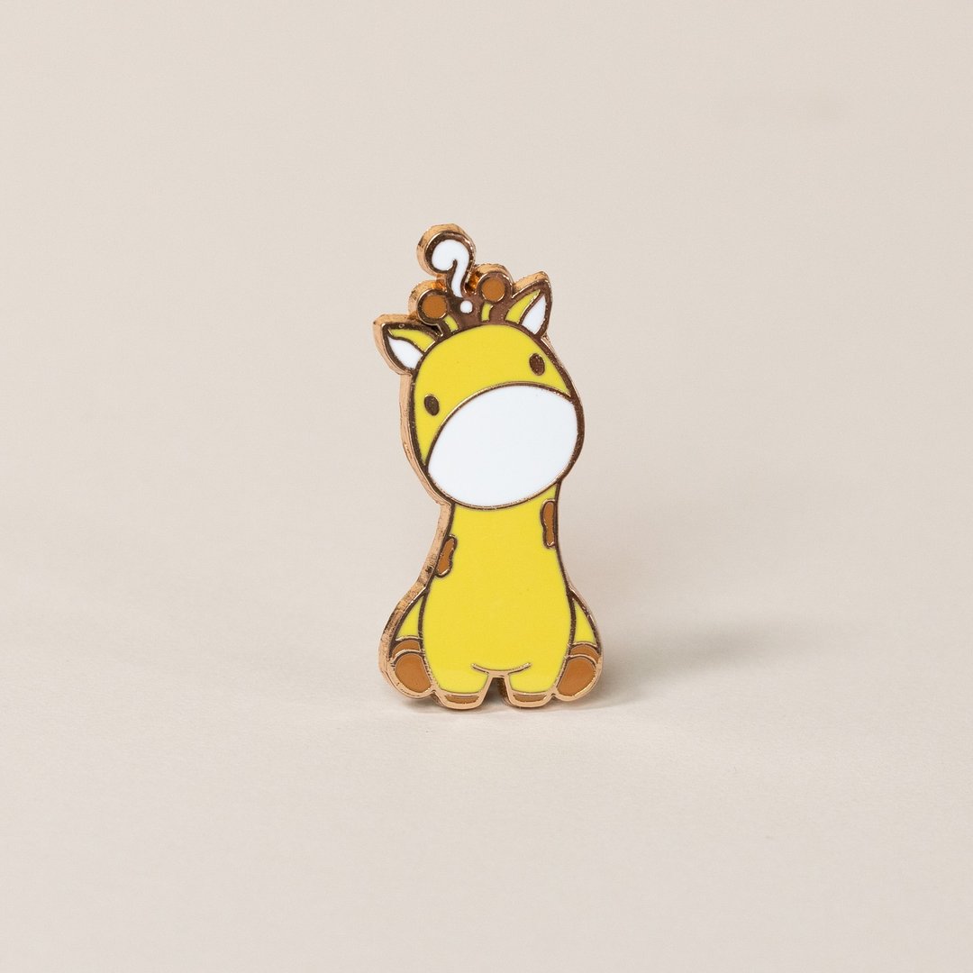 Bellzi | Giraffi- Sittng 长颈鹿徽章-坐姿 - 徽章/别针 - 珐琅 黄色