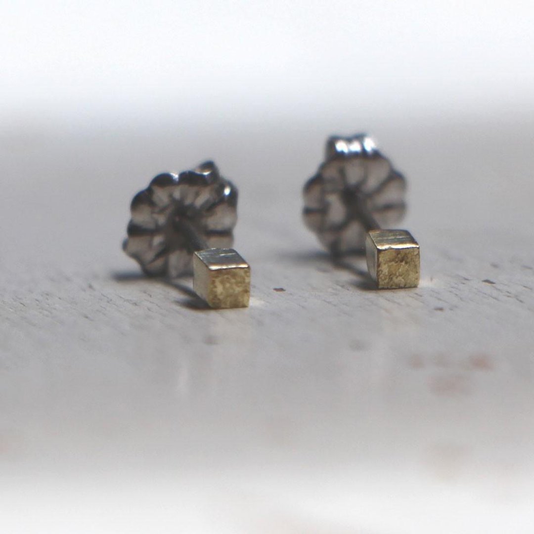 Brass earrings concrete - 耳环/耳夹 - 其他金属 金色