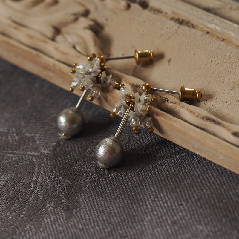 【 限量 】亮片花球 立体短耳环 灰 - 耳环/耳夹 - 铜/黄铜 银色