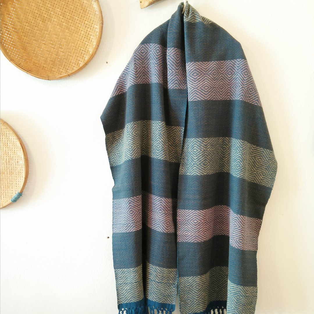 Thai hand-woven shawl / geometric pattern / 212cm / indigo / vegetable dyeing / cotton - 围巾/披肩 - 棉 多色