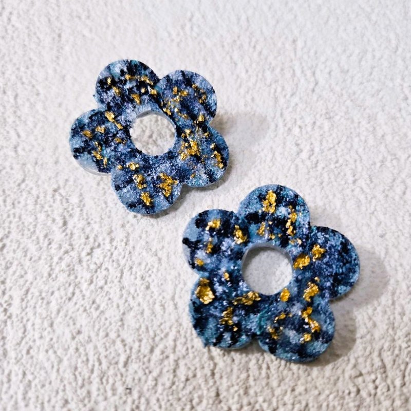 &W Glam 优雅经典牛仔蓝织纹花朵 耳环 订制 抗过敏 - 耳环/耳夹 - 树脂 蓝色