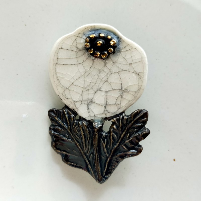 陶艺大花胸针 A 墨贯入 工艺款 日本匠人手作 - 胸针 - 陶 黑色