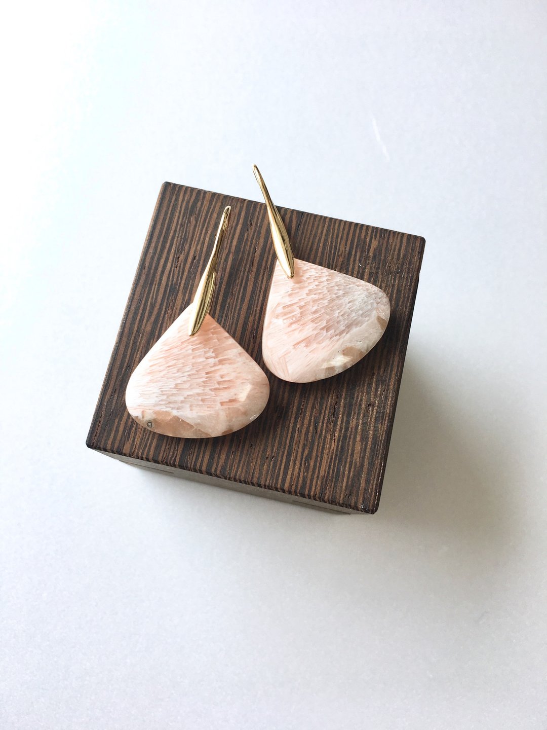 Scolecite hook-earring brass / gold - 耳环/耳夹 - 石头 粉红色