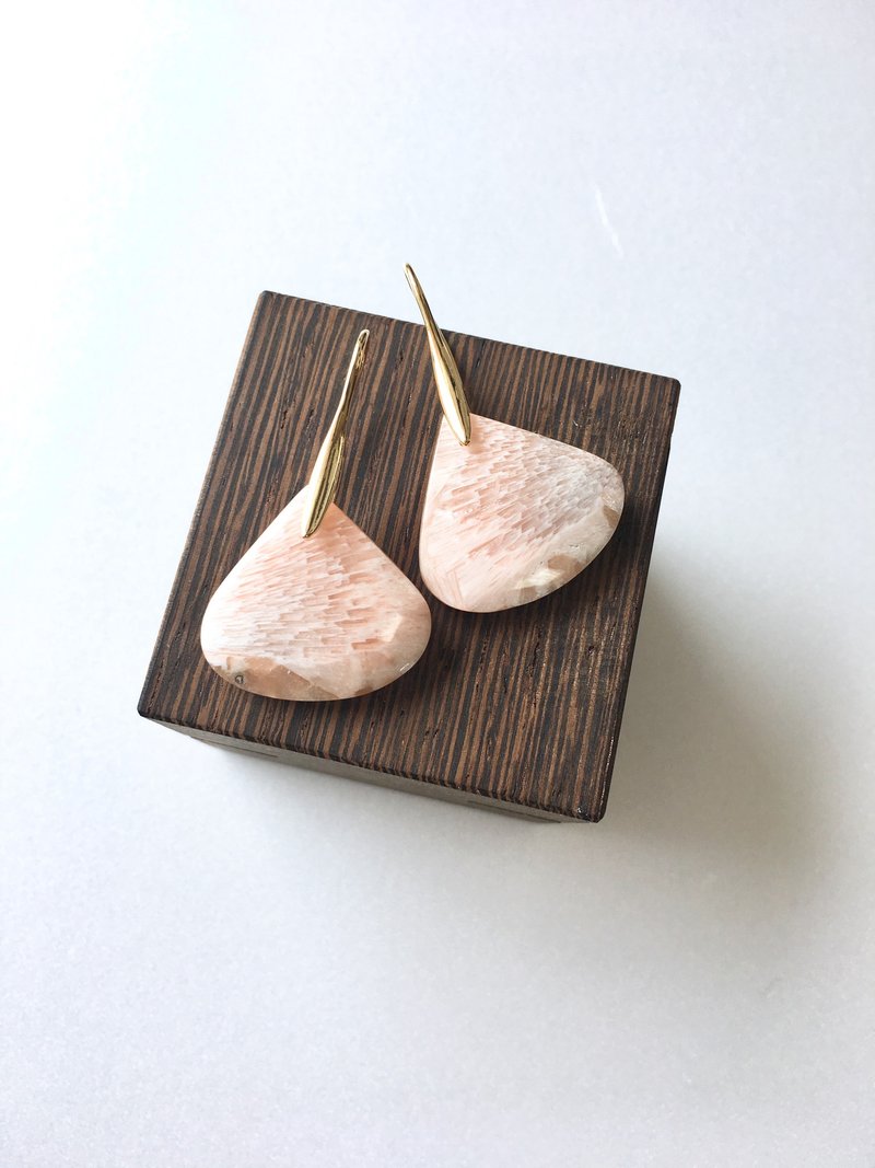 Scolecite hook-earring brass / gold - 耳环/耳夹 - 石头 粉红色
