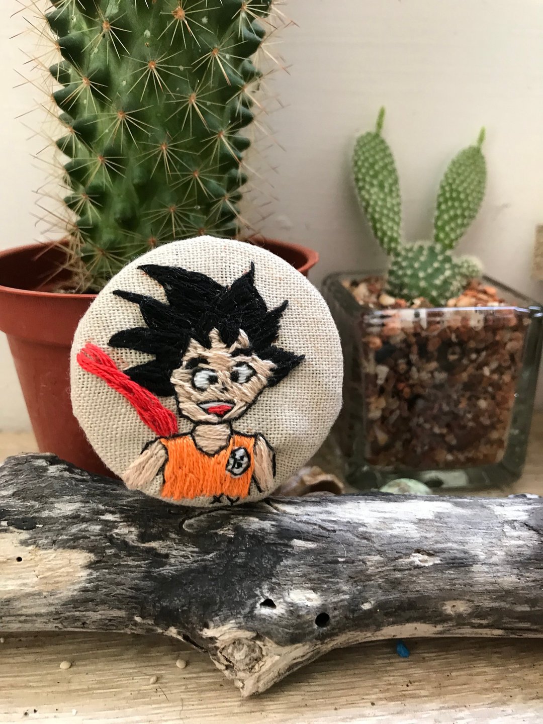 Wednesday 手工刺绣七龙珠悟空胸针Hand embroidered brooch - 胸针 - 绣线 卡其色