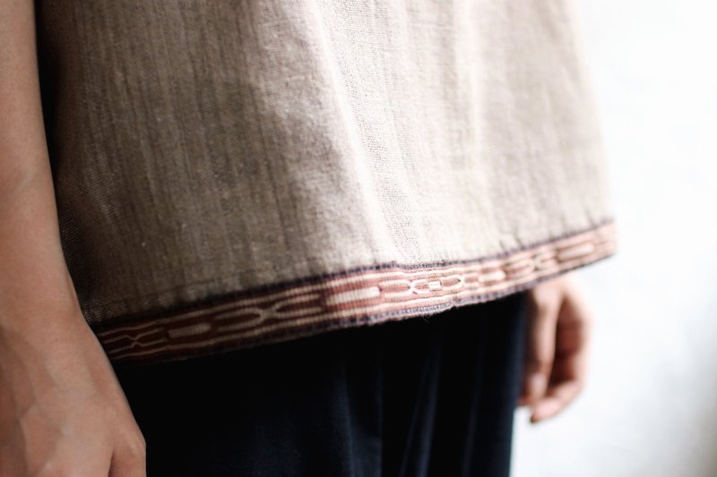 Omake Remake 下摆刺绣织带大麻上衣_茶褐色（剩5分袖） - 女装上衣 - 棉．麻 卡其色