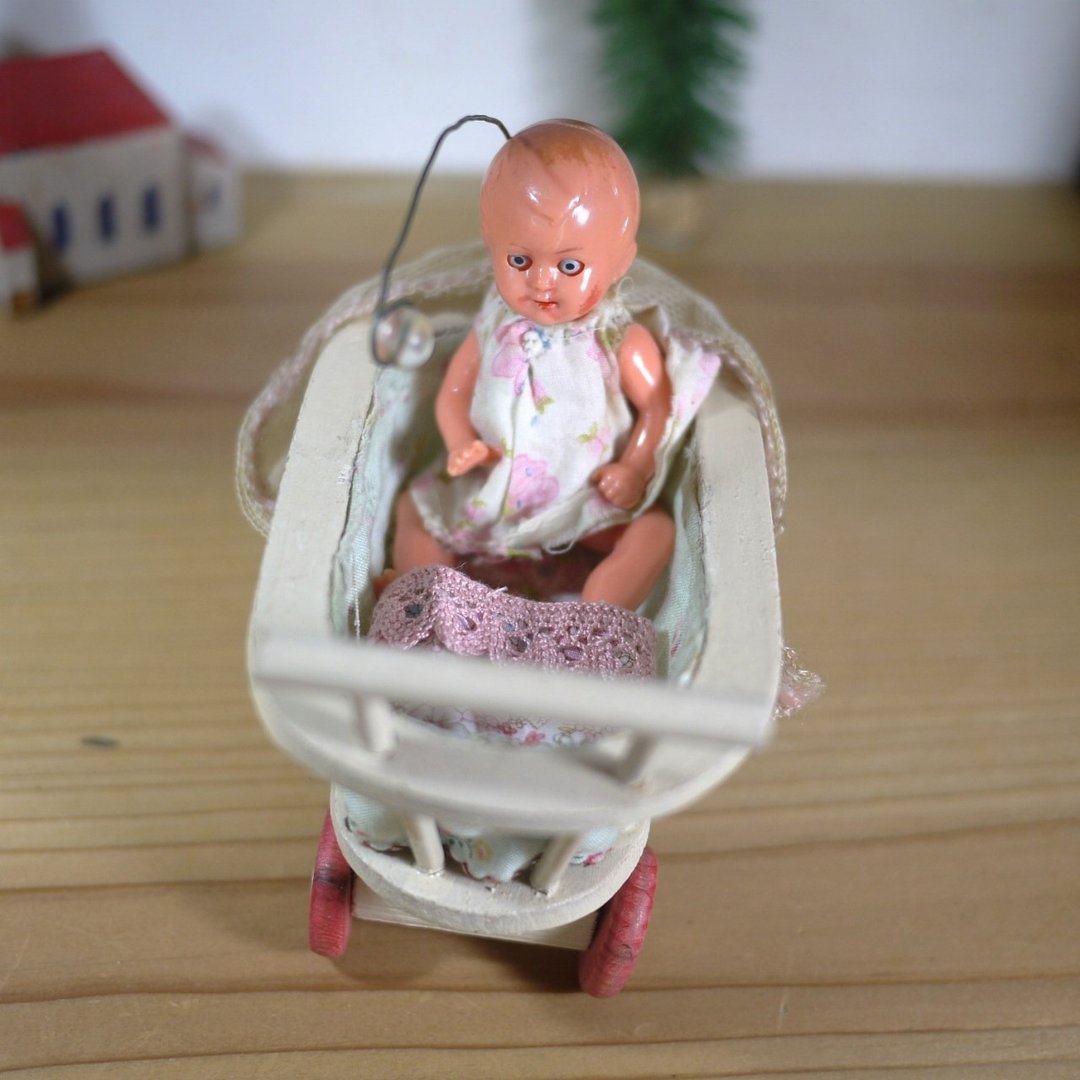 Pinkoi 代购 - 附遮阳篷木制婴儿推车与花朵图案婴儿服 复古德国制 娃娃屋婴儿人偶 - 摆饰 - 木头 白色