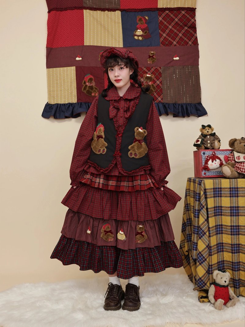 古着感 刺绣玩偶花边格子背心 - 女装背心 - 其他材质 多色