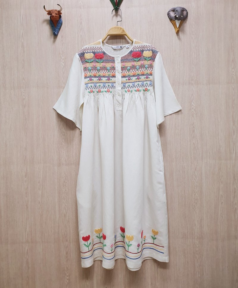 现货供应 、手工刺绣连衣裙、亚麻和人造丝面料、郁金香、花卉 - 洋装/连衣裙 - 绣线 白色