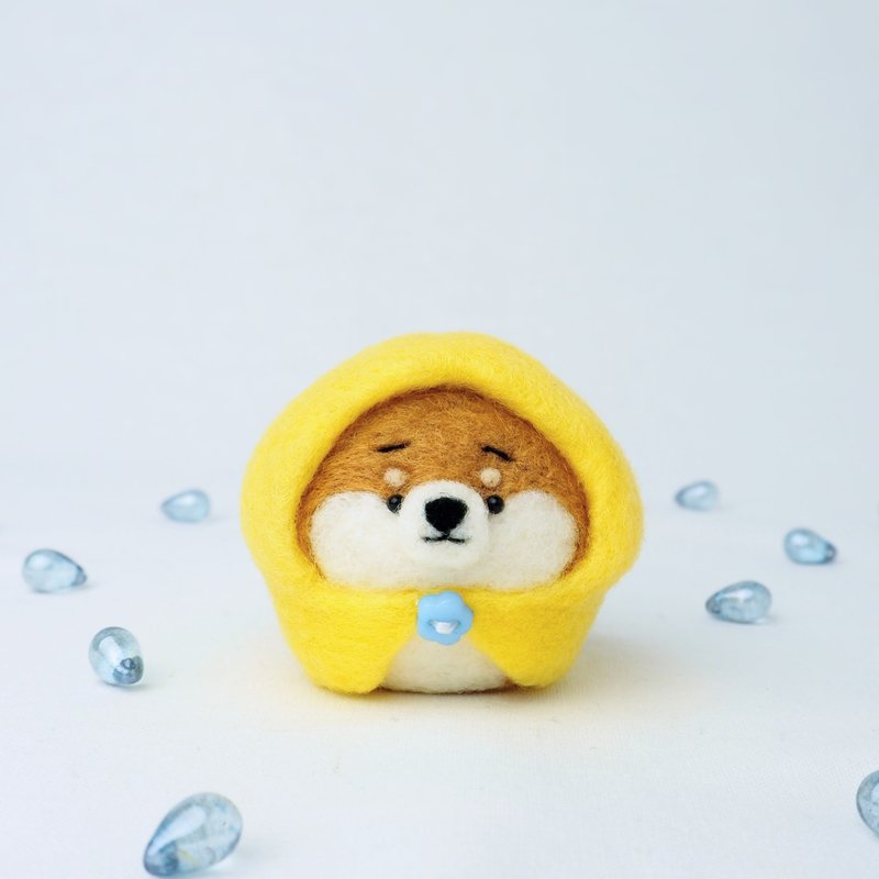 穿着雨衣的 Mayu Shiba Inu（红柴犬、黑柴犬、白柴犬）羊毛毡 - 摆饰 - 其他人造纤维 黄色