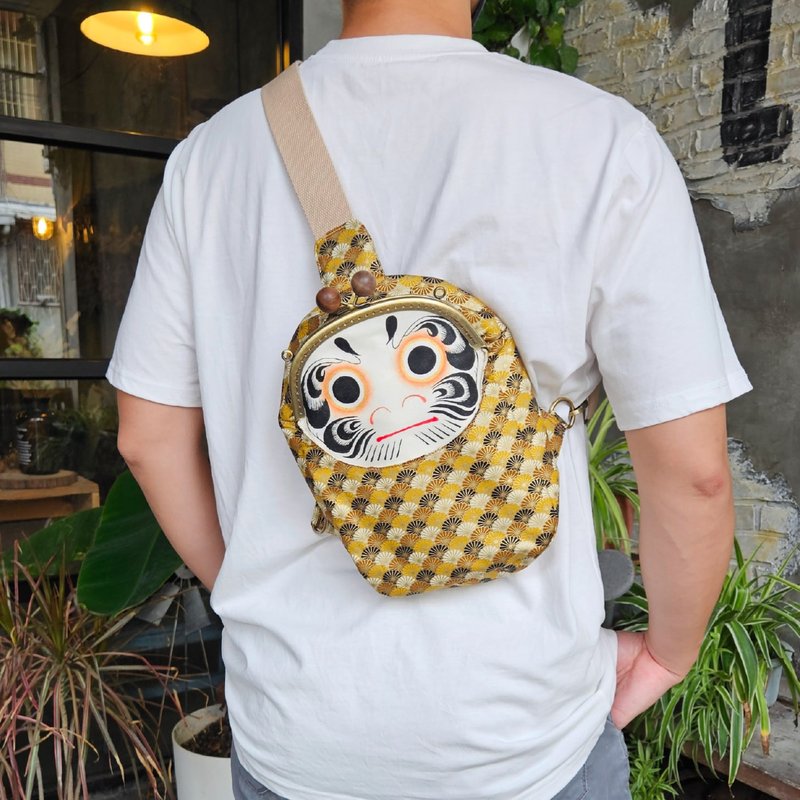 日本达摩斜背包 手作胸包 肩背包 口金包 金黄 - 侧背包/斜挎包 - 棉．麻 金色