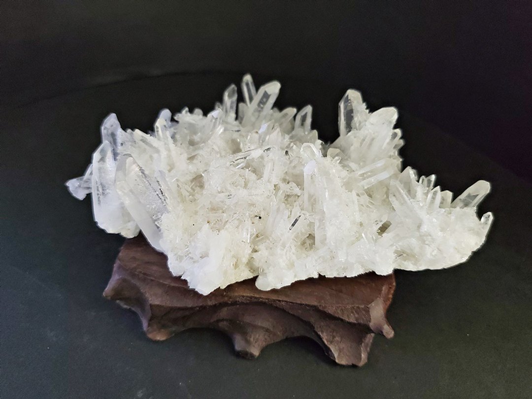 艺术原木雕刻底座配特级天然冰种白晶簇 - 其他 - 宝石 白色