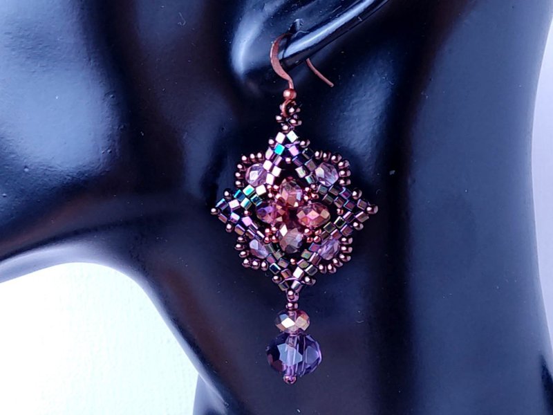 Purple crystal earrings with sparkling beads in a boho style - 耳环/耳夹 - 玻璃 紫色