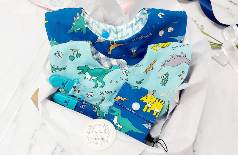 快速出货【恐龙世界】男宝弥月礼盒五件组-围兜-平安符袋-奶嘴链 - 满月礼盒 - 棉．麻 