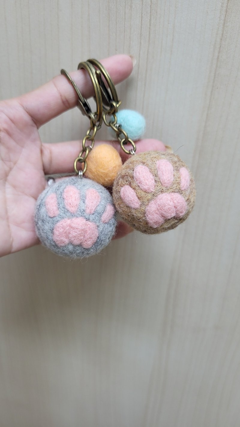 佩宁手作│一颗圆圆猫掌球│羊毛毡.钥匙圈.吊饰.包包挂饰.挂件│ - 钥匙链/钥匙包 - 羊毛 