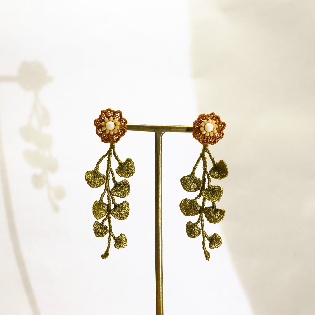 Floret embroidery earrings camel - 耳环/耳夹 - 绣线 咖啡色