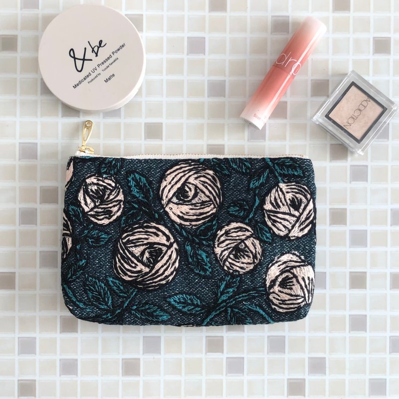 mina perhonen rosy 手作 玫瑰图案 化妆包 刺绣包 - 化妆包/杂物包 - 棉．麻 蓝色