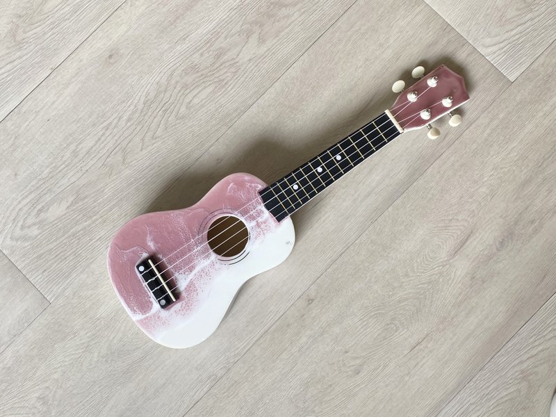 - SECONDS - Lilac, 20in. Soprano Ukulele with Resin Beach Scene - 吉他/乐器 - 木头 黑色